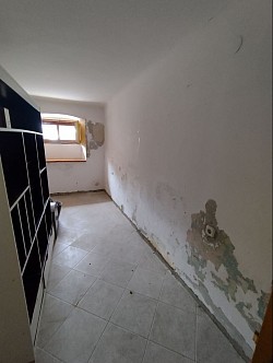Restoration of stone walls and moisture treatment